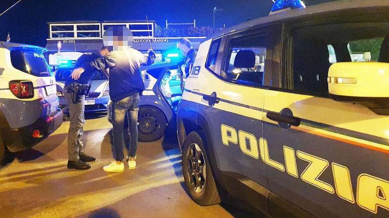 Giovani inseguiti e rapinati dal branco, arrestato 25enne