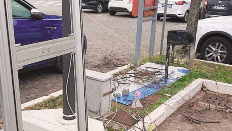 Savignano, vandali al Cesare: dopo il parco tocca alla piazza