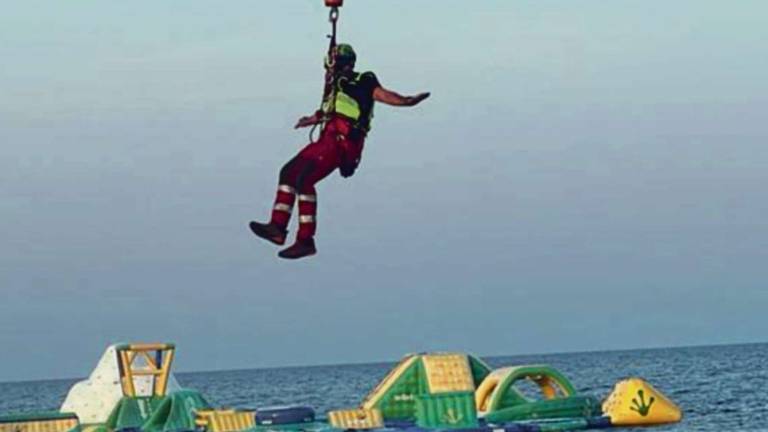 Rimini, si tuffa dal Boabay su una bagnante, 18enne all'ospedale