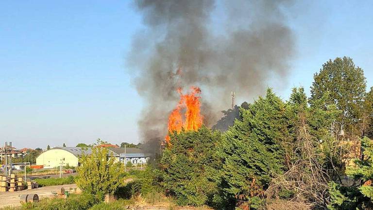 Fuoco in un'area deposito vicina alla stazione di Cesena