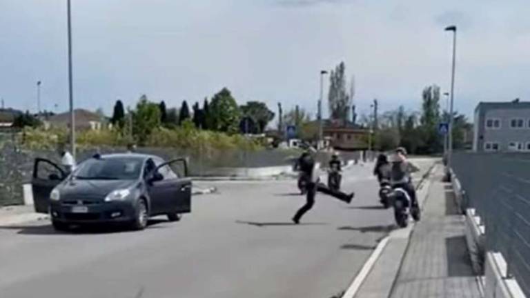 Rimini. Calci al ragazzino in scooter, punito l'agente