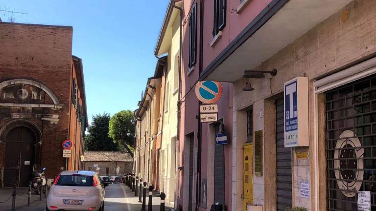 Cesena, in fuga dalla polizia locale si butta da 5 metri: ferito