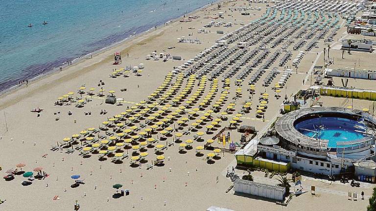 Polo sportivo in spiaggia libera a Rimini, la protesta: Ci tolgono spazi