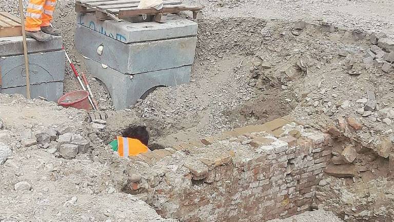 Cesena, tanti resti riemersi dagli scavi in centro ma niente ritardi