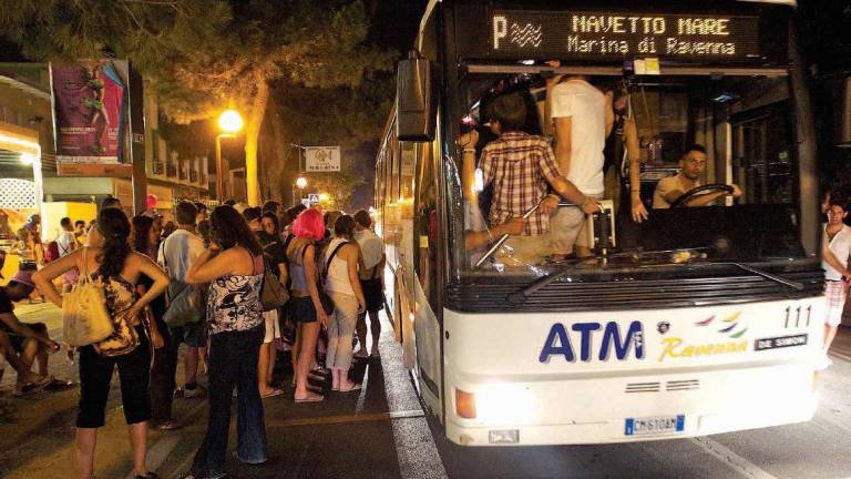 Ravenna, autobus pieni e a rilento: disagi all'uscita del Jova beach party di Marina