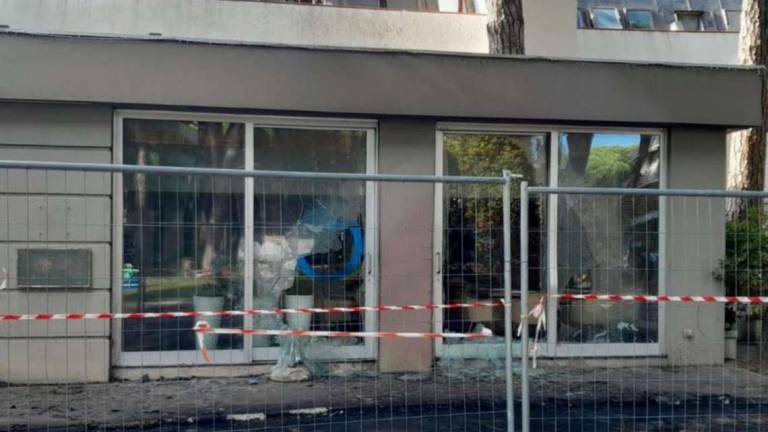 Milano Marittima: bomba carta davanti a locale, due auto in fiamme