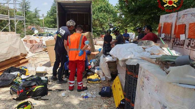 Imola, morto il camionista travolto da un carico in via Pediano