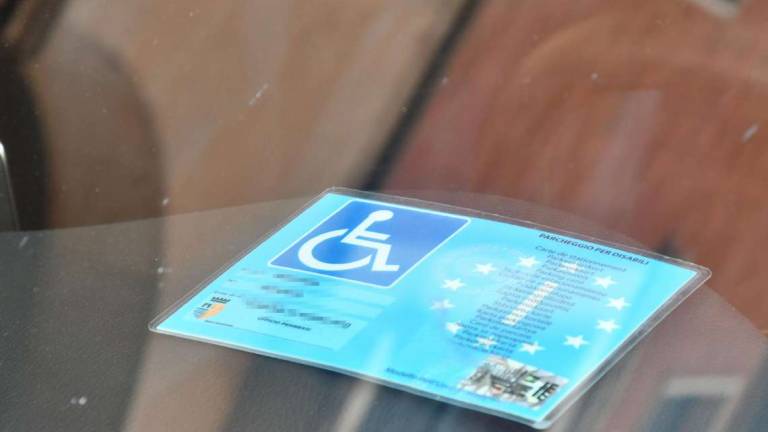 A Forlì 683 multe per sosta nel parcheggio riservato ai disabili