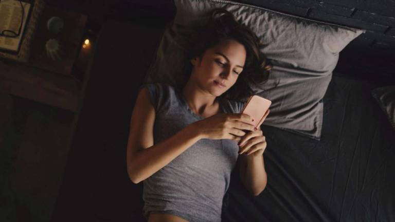 Il sonno rubato dallo smartphone e il fenomeno del 'vamping'