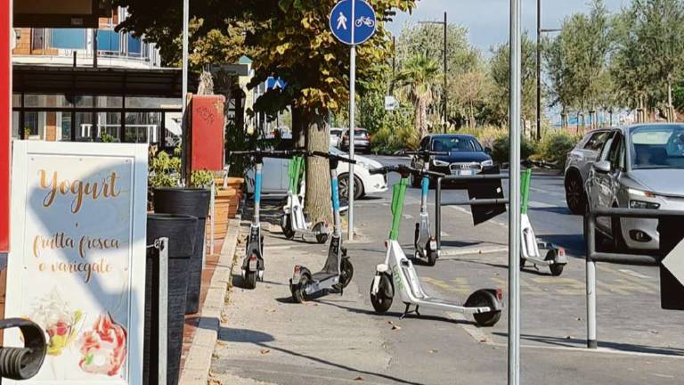 Rimini, ciclabile di Rivabella invasa dai monopattini parcheggiati