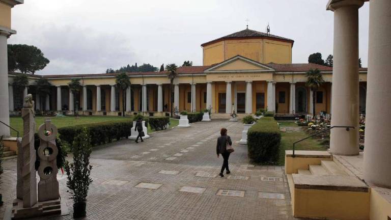Cesena, il Comune paga la Diocesi per una presenza religiosa al cimitero