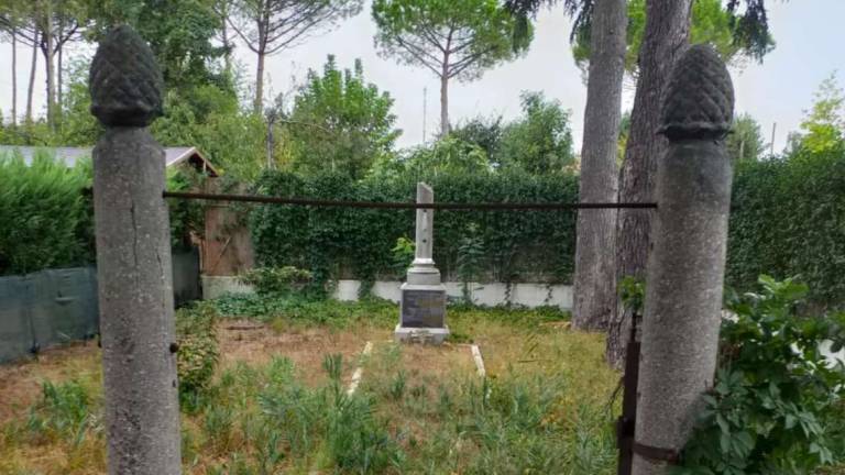 Ravenna, erbacce e degrado nel monumento ai caduti di Punta