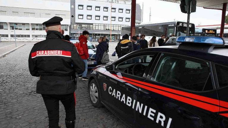 Cesena: fatemi entrare. Le forze dell'ordine allontanano dalla scuola il professore no vax