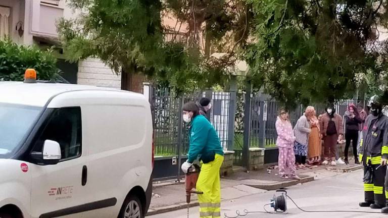 Forlì, fuga di gas in via Liverani: i residenti escono in strada