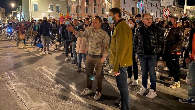 Cesenatico, al corteo anti coprifuoco tanta gente e 20 multe