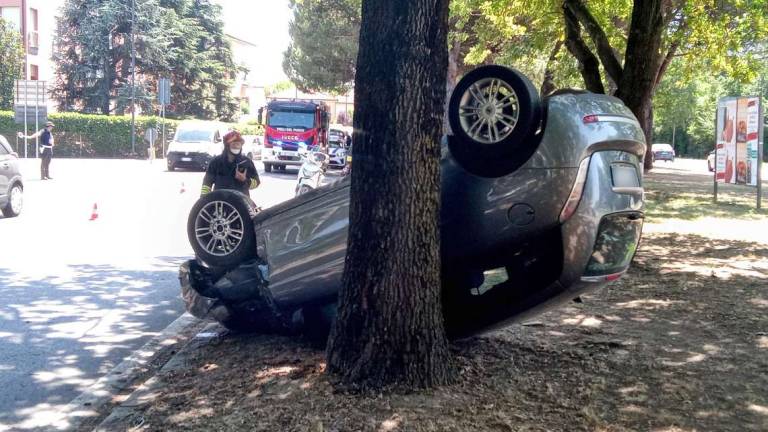 Auto si cappotta contro albero in viale Randi a Ravenna