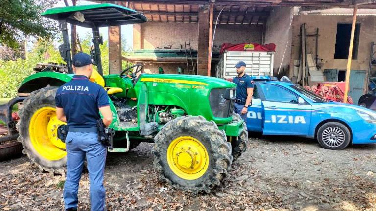 Imola, rubano un trattore sul carro attrezzi. Due giovani fermati e denunciati