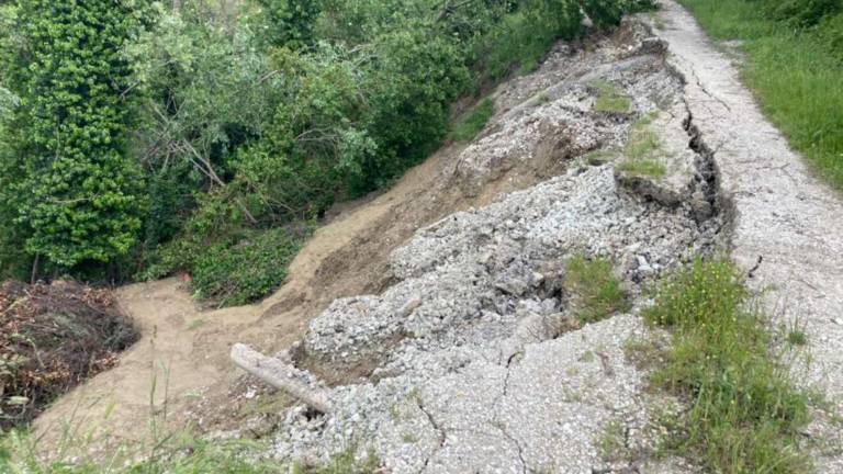 Valmarecchia, tragedia sfiorata: frana colpisce l'auto di un operaio