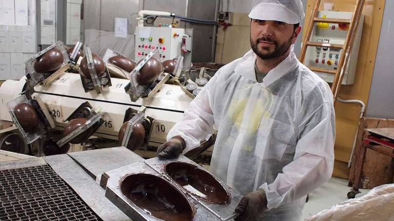 Uova di Pasqua, la fabbrica di cioccolato in cerca di normalità