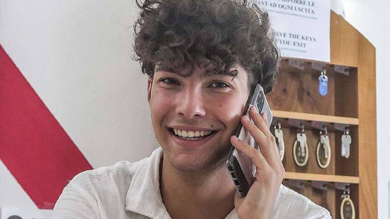 Gabriele, il tiktoker che svela tutti i segreti dell'hotel