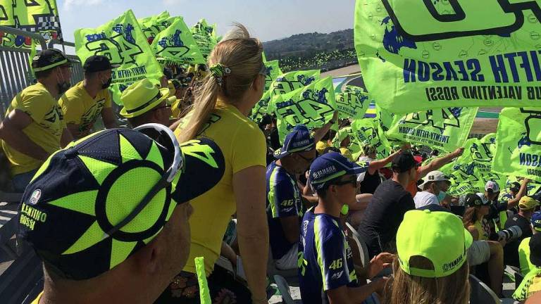 MotoGp, fan club di Valentino Rossi colora le tribune di giallo