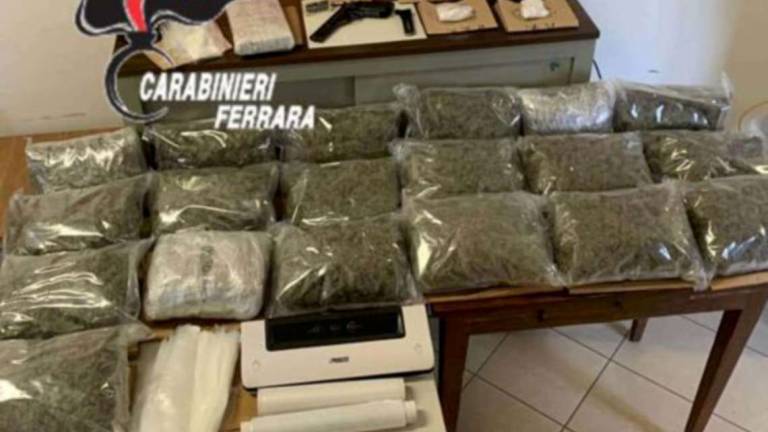 Imola, quasi 12 kg di droga nascosti in casa: arrestato un 50enne