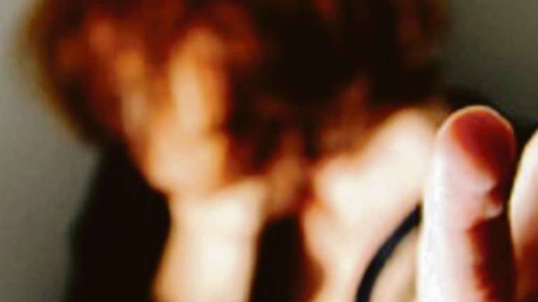 Rimini. Le stringe le mani al collo per soffocarla, 40enne nei guai