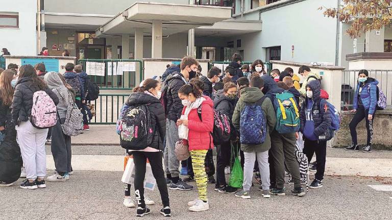Assembramenti, sindaco scorta alunni in aula in scuola di Cesena