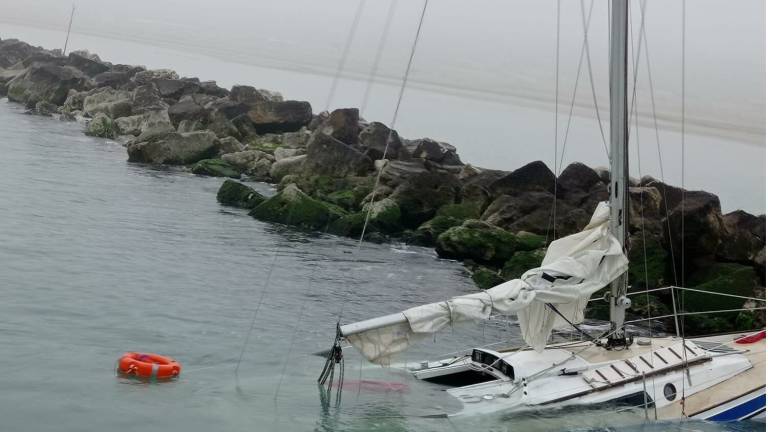 Lido di Classe: barca a vela contro gli scogli, tre uomini salvati dalla Guardia Costiera