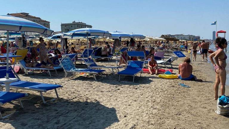 Mezza spiaggia, stesso mare: Pochi ombrelloni a Cesenatico. Caccia alle soluzioni