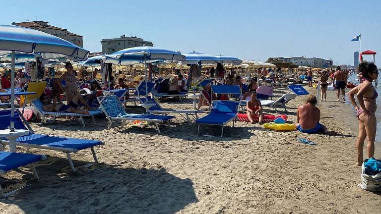 Mezza spiaggia, stesso mare: Pochi ombrelloni a Cesenatico. Caccia alle soluzioni