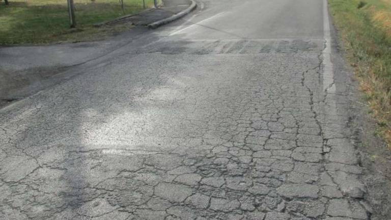Stessa strada, scenario opposto: asfalto ok a Gambettola, buche a Longiano