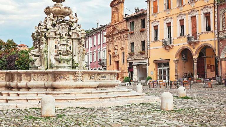 Cesena, cade in piazza e si fa male: chiede 113 mila euro di danni