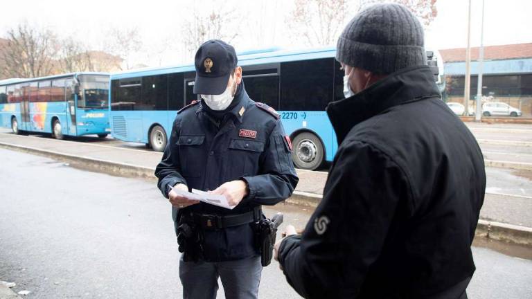 Imola, super green pass controlli della polizia all'autostazione