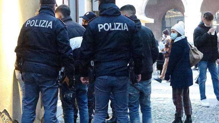 Rimini, due uomini e una minorenne alloggiavano nella colonia ex Enel: doppia denuncia