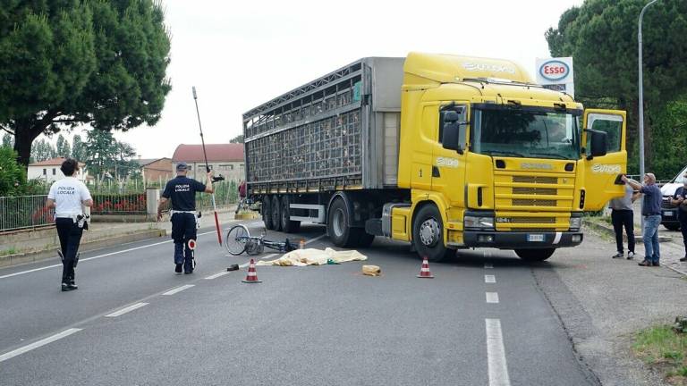 Castel Bolognese, 79enne muore investito in bici da un camion