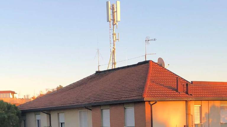 Rimini. Antenna 5G sul condominio, protesta dei residenti