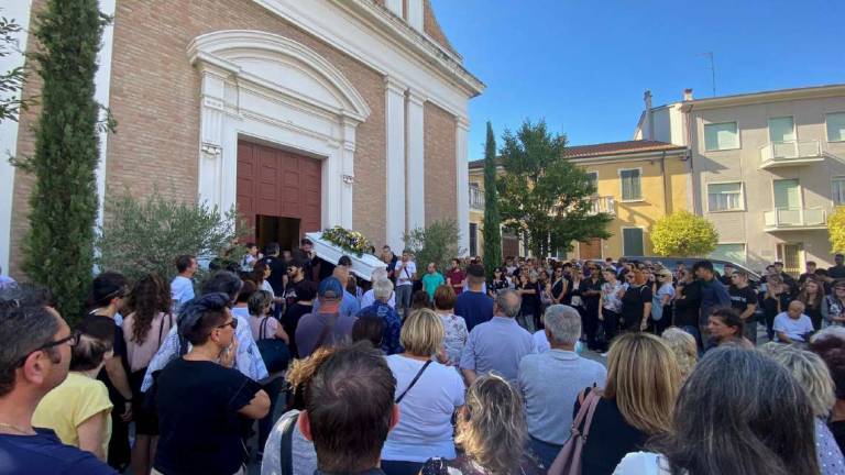 San Mauro Pascoli, lo struggente funerale del 18enne morto in moto