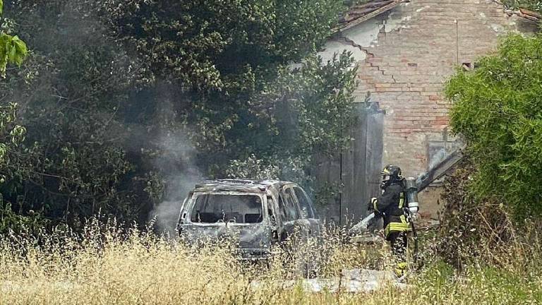 Cesena: auto rubata e data alle fiamme