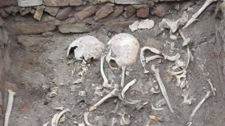 Ravenna, due scheletri in un sacco in collina. Aperta un'inchiesta