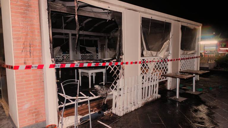 Ravenna, fiamme nella notte: brucia il gazebo dell’ex Pepe Carvajo. FOTOGALLERY