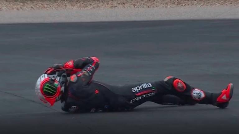 Marco Bezzecchi dopo la caduta