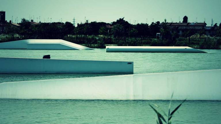 Ravenna, tragedia al lago. 50enne muore facendo wakeboard