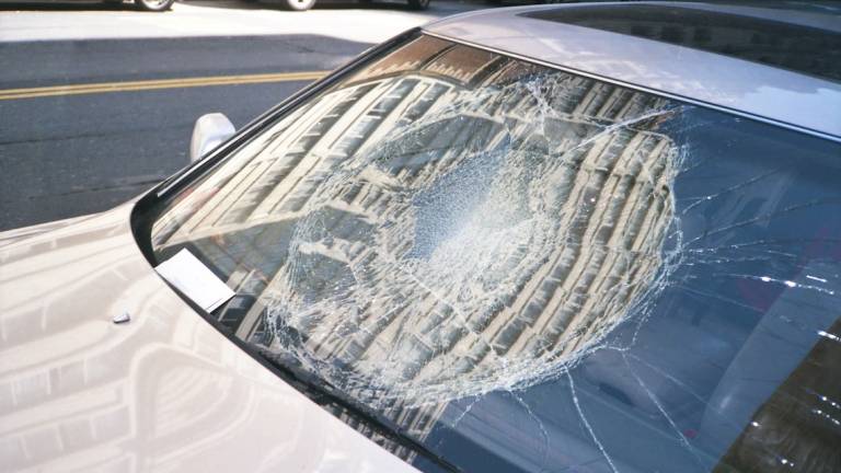 Faenza, lancia grosse pietre contro le auto in via Cavour: la Polizia scopre il vandalo