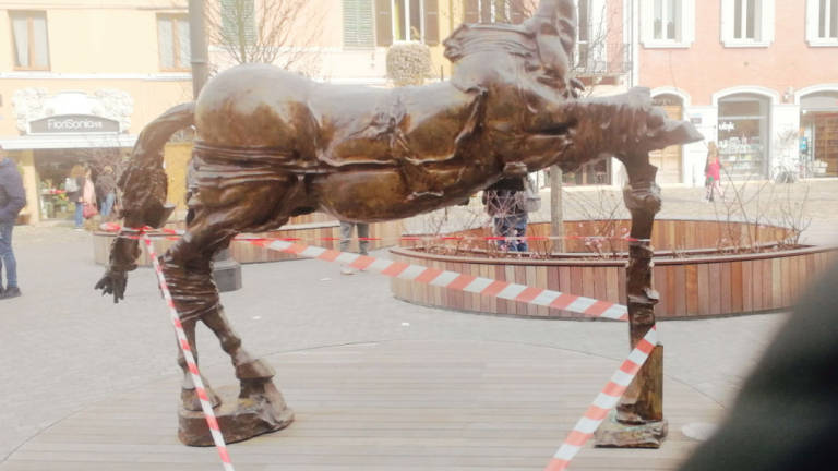 Statua in bronzo decapitata a Cesena, a cavallo del Centauro per un selfie