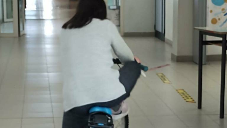 Disabile, nei corridoi deserti a scuola impara ad andare in bici