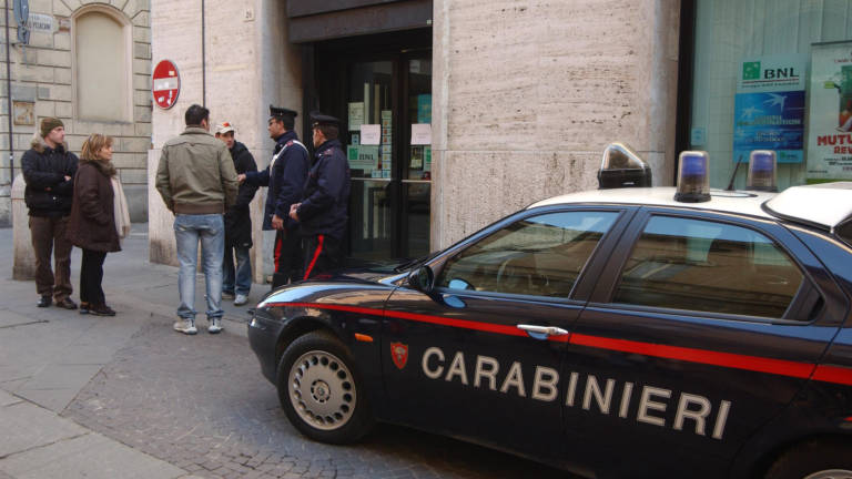 Rapina in banca a Forlì, bandito in fuga per le vie del centro