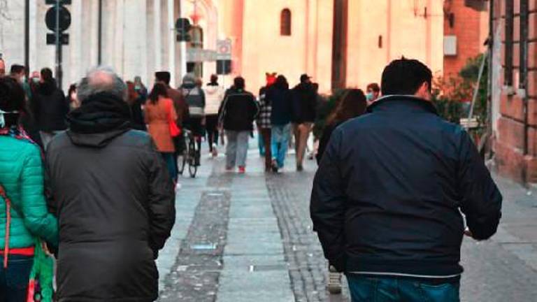 Gente in centro storico a Forlì