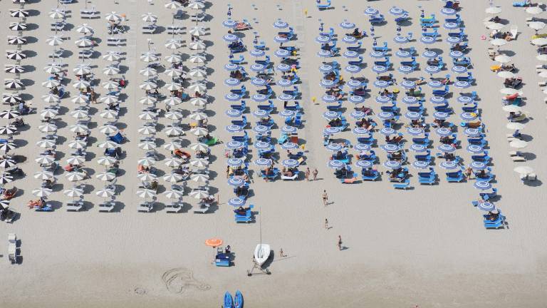 Rimini, furti di cellulari in spiaggia: ladra arrestata