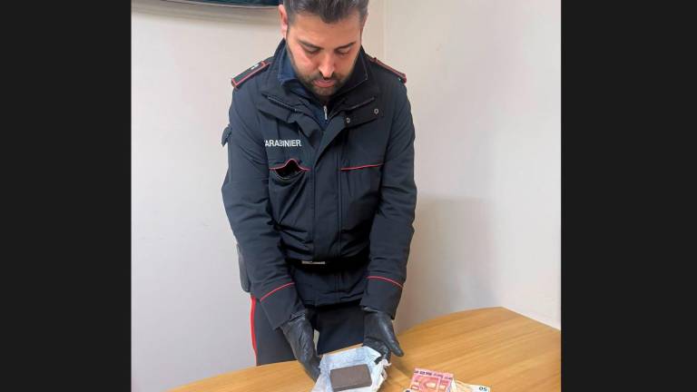 Scoperti nell’abitazione del giovane un panetto di hashish di circa 100 grammi, un bilancino di precisione e del denaro contante